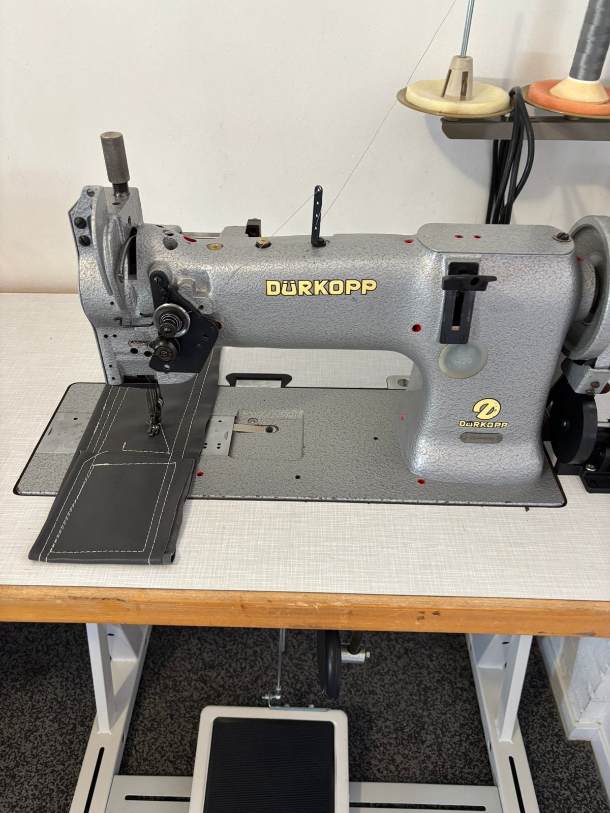Te koop Durkopp leermachine, Hobby en Vrije tijd, Naaimachines en Toebehoren, Ophalen of Verzenden, Zo goed als nieuw, Lockmachine