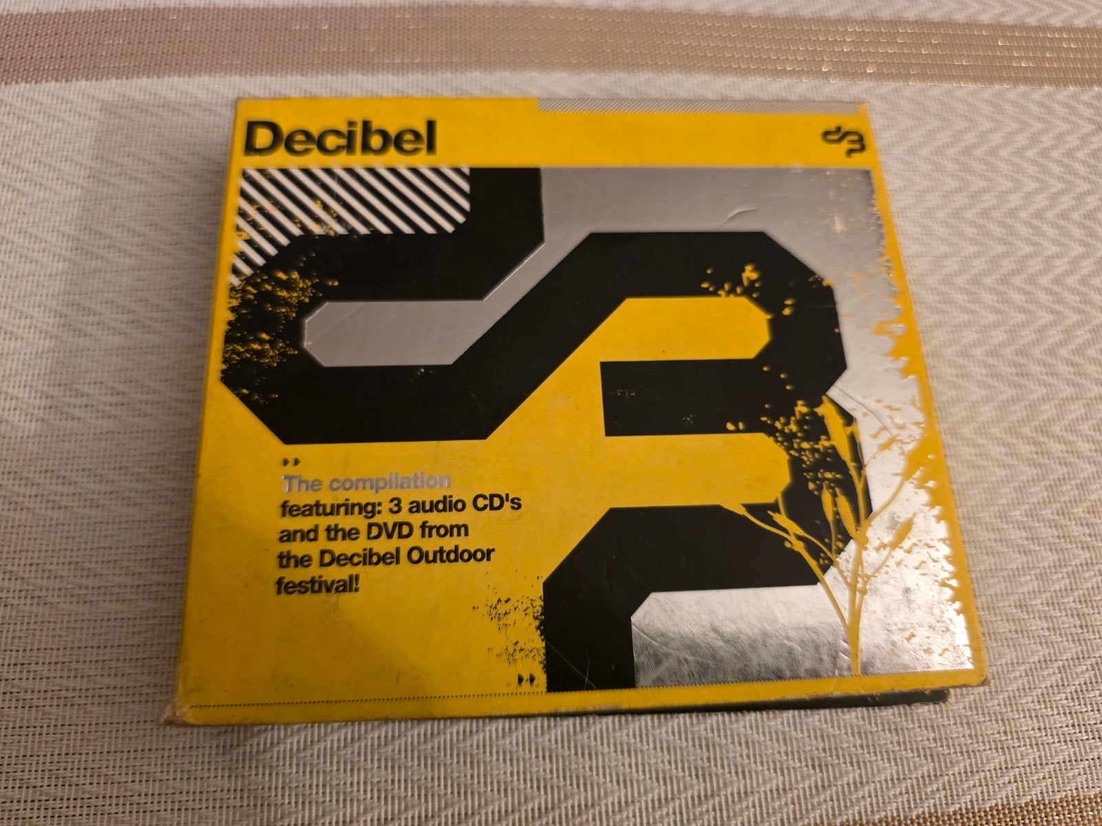 Decibel Outdoor Festival CD Boxset - 2 CD's + DVD, Cd's en Dvd's, Gebruikt, Inclusief doosje, Ophalen of Verzenden, Boxset