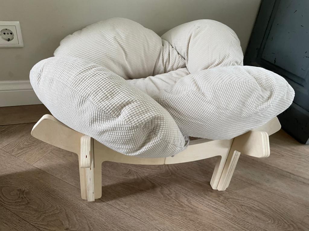 Verhoogde beige kattenmand op pootjes, Ophalen of Verzenden, Zo goed als nieuw