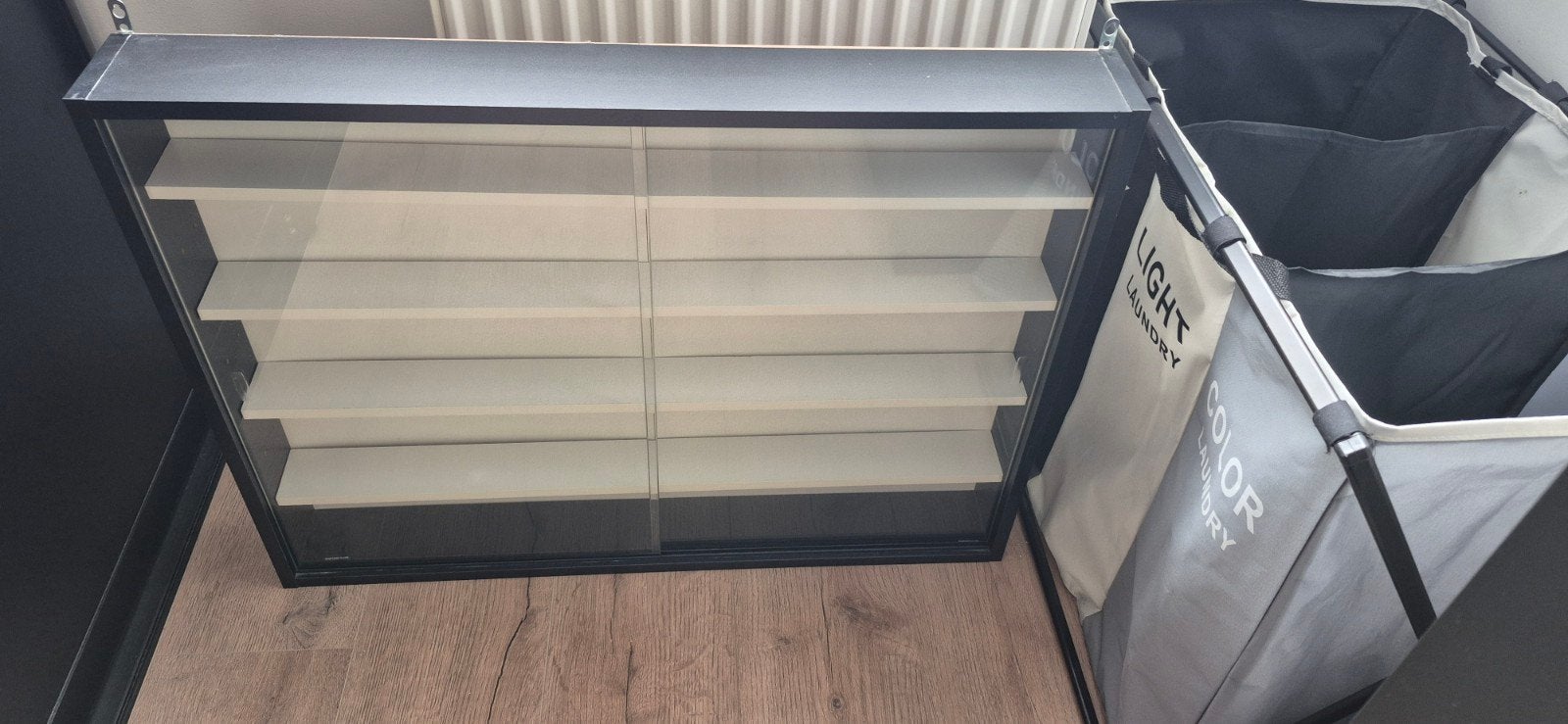 Zwarte vitrinekast met glazen schuifdeuren en planken, Ophalen, 50 tot 100 cm, Minder dan 25 cm, Minder dan 100 cm