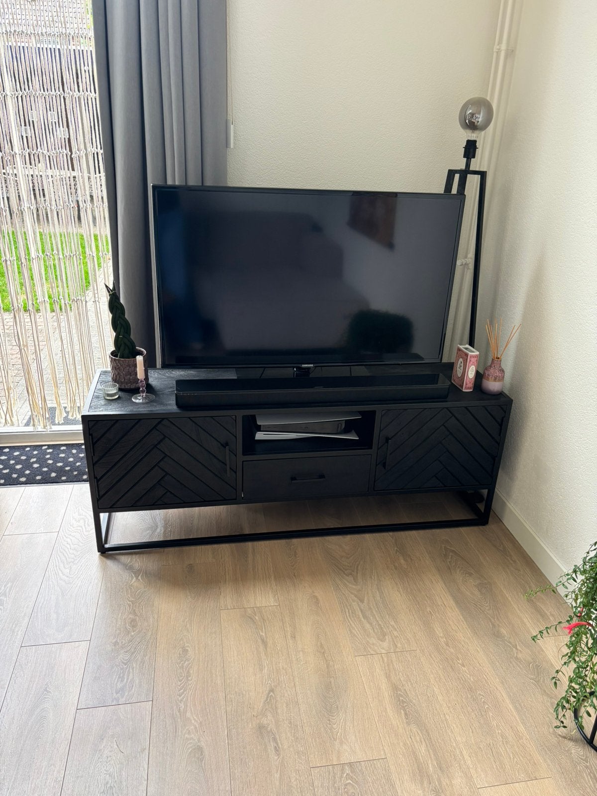 Zwarte tv meubel met visgraat patroon., Ophalen, Zo goed als nieuw, 25 tot 50 cm, Minder dan 100 cm