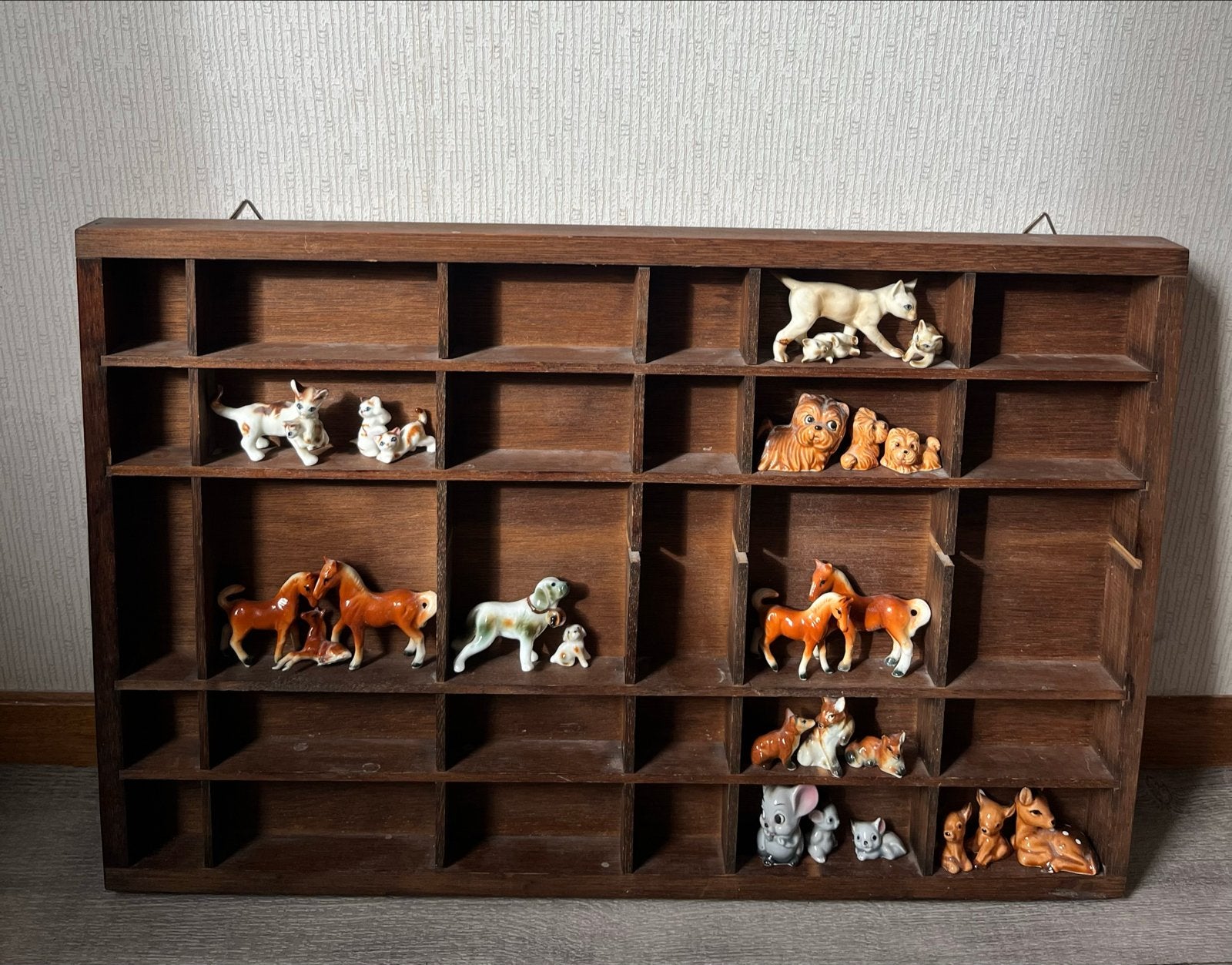 Vintage letterbak met 8 porseleinen dierenfamilies, Ophalen of Verzenden