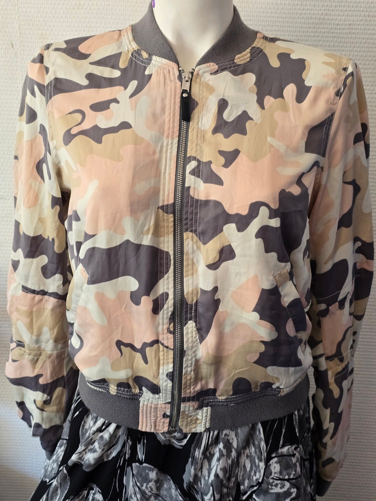 Amy & Ivy Bomberjack - Camouflage Roze/Grijs/Beige Maat M, Kleding | Dames, Maat 38/40 (M), Ophalen of Verzenden, Amy & Ivy, Roze