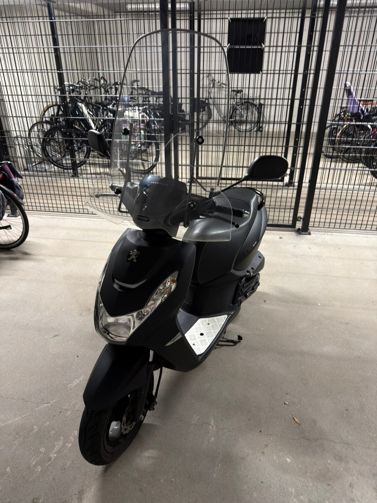 Peugot Kisbee 50I 4T 45KM Black Edition 2022, Fietsen en Brommers, Ophalen, Gebruikt, Overige modellen, Maximaal 45 km/u