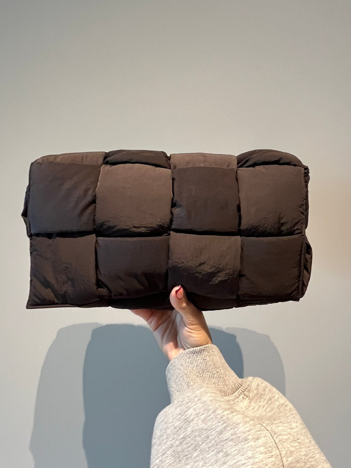 Bottega Veneta Casette padded tech in Donker bruin, Ophalen of Verzenden, Zo goed als nieuw, Bruin