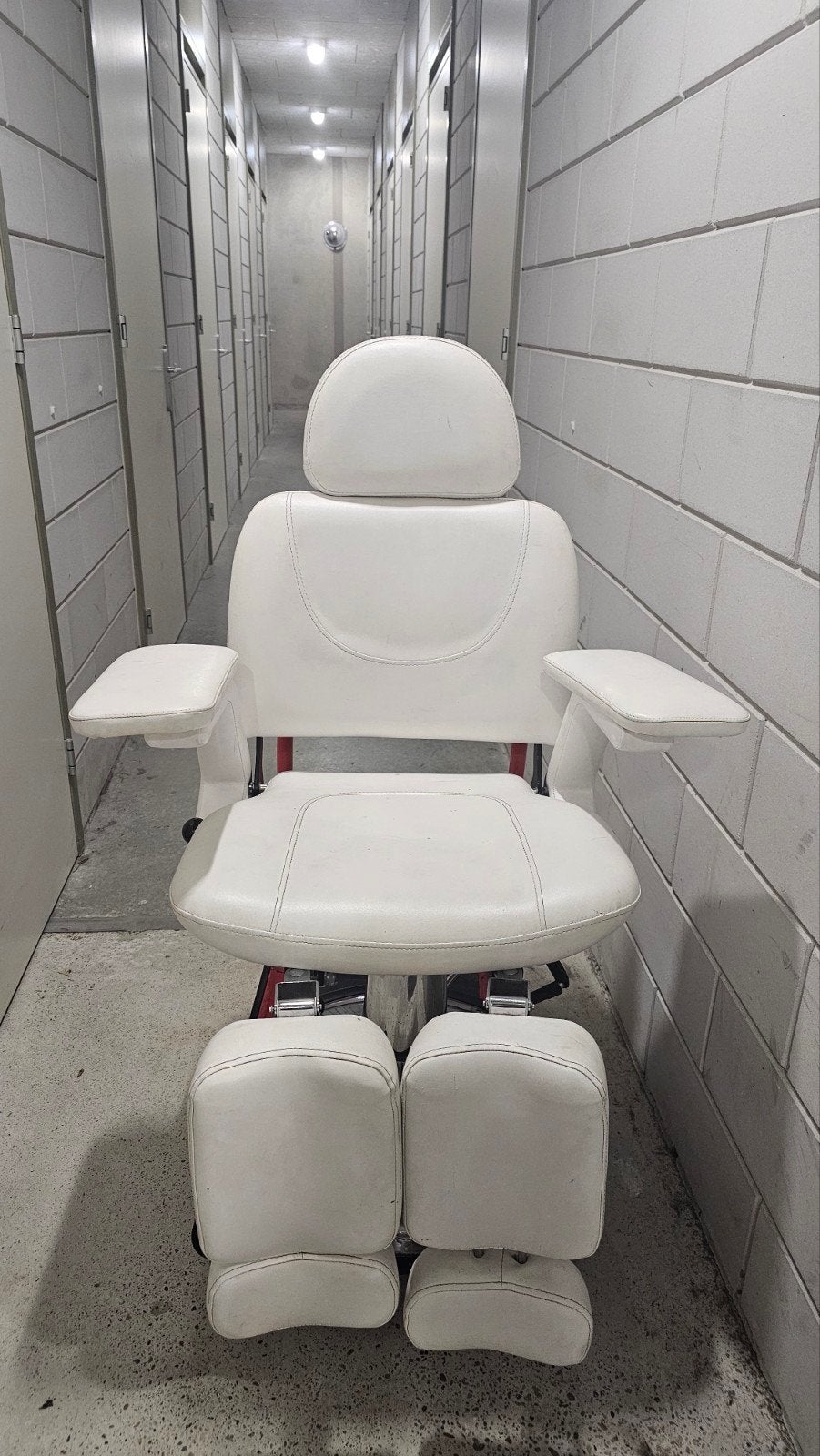 Pedicurestoel, Diensten en Vakmensen
