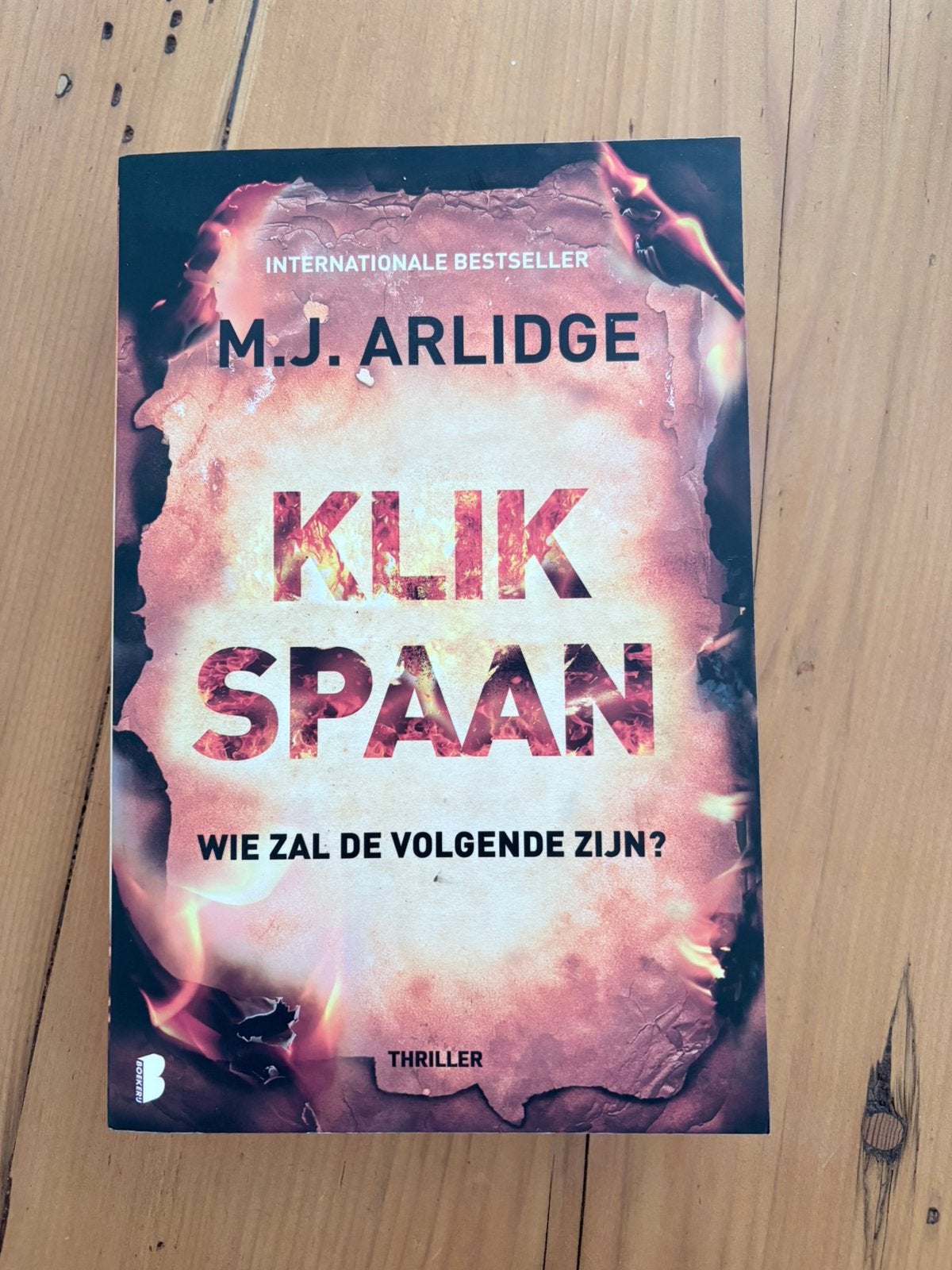 M.J. Arlidge - Klikspaan, Ophalen of Verzenden, Zo goed als nieuw, M.J. Arlidge
