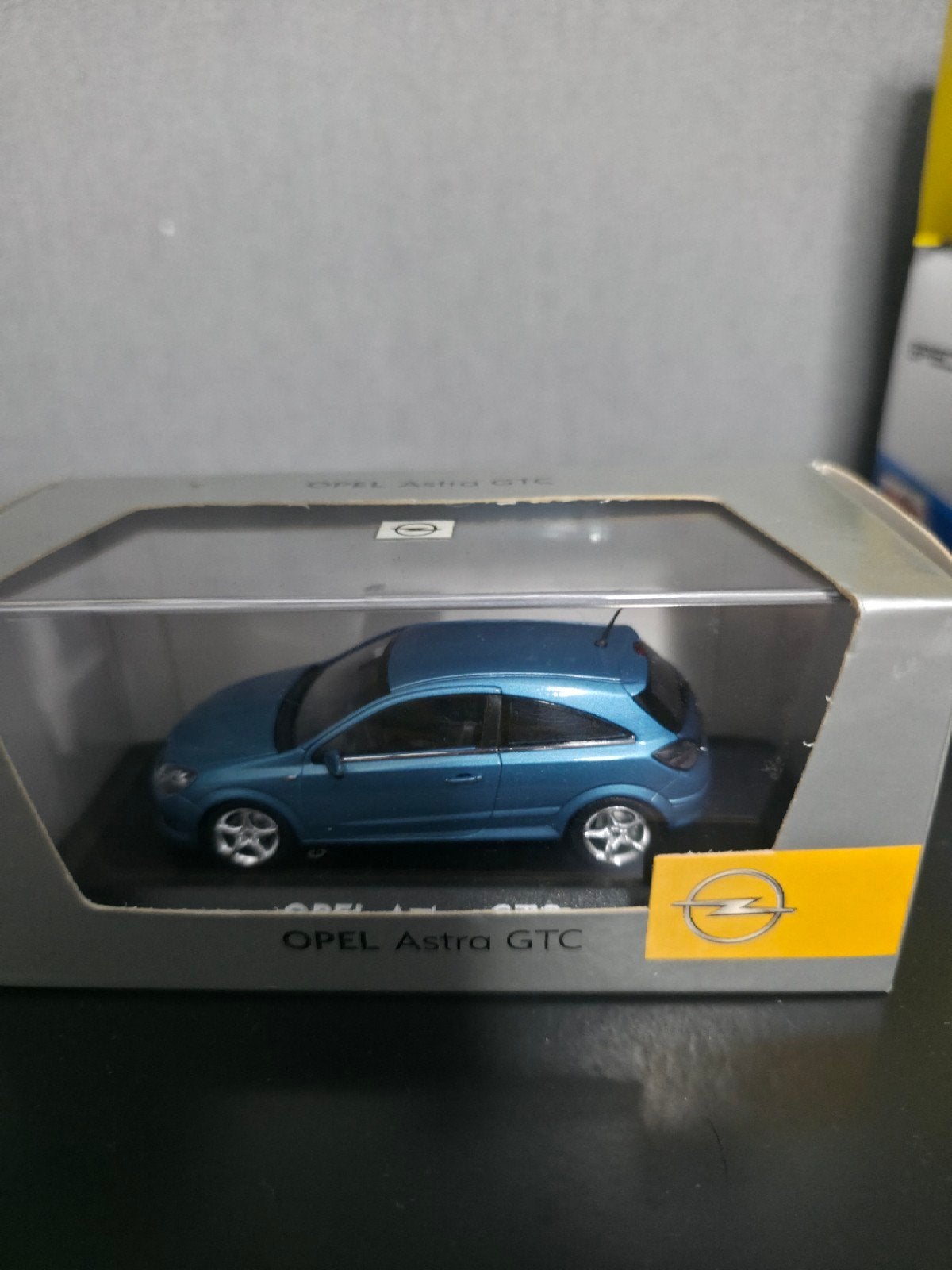 1:43 Minichamps Opel Astra GTC, Ophalen of Verzenden, Zo goed als nieuw, Auto, MiniChamps