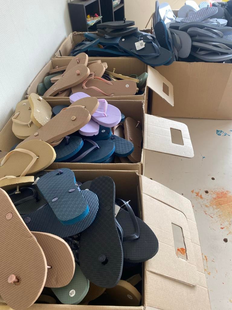 500 nieuwe slippers in diverse maten en kleuren, Overige kleuren, Onbekend, Nieuw, Onbekend