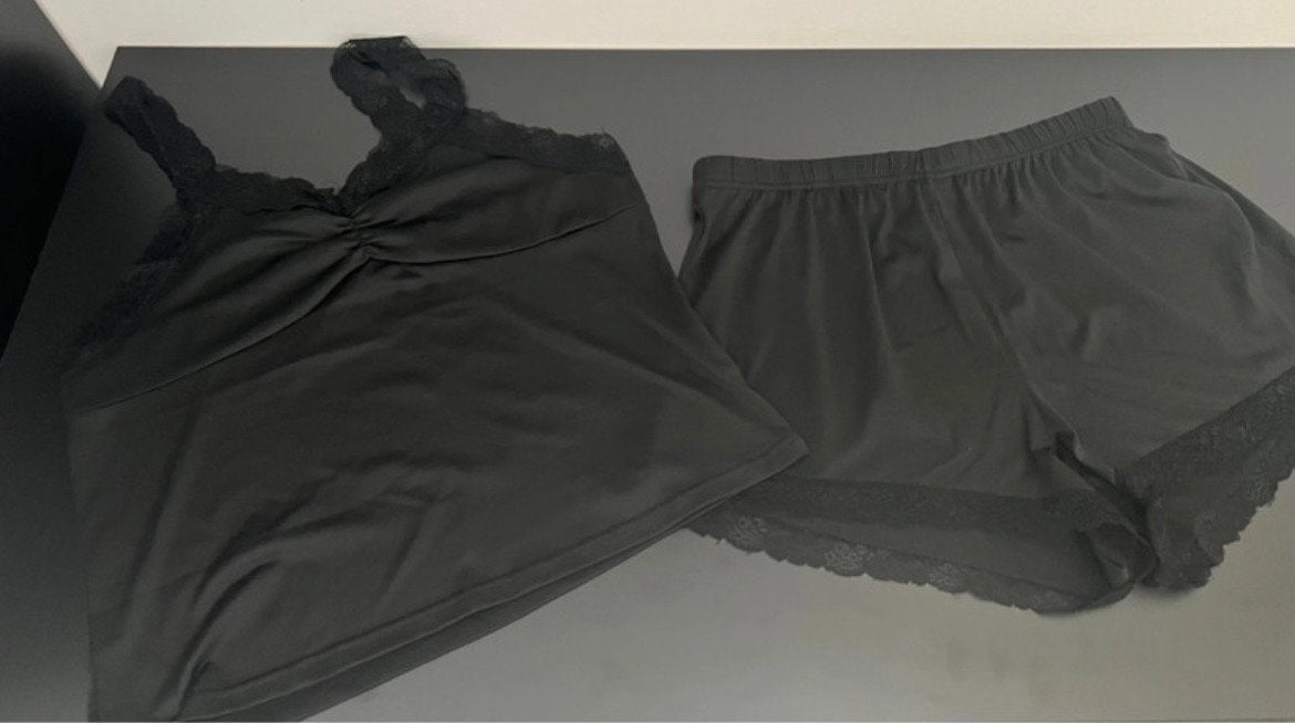 Zwart satijnen pyjama setje met kant, Kleding | Dames, Ophalen of Verzenden, Zo goed als nieuw, Maat 42/44 (L)