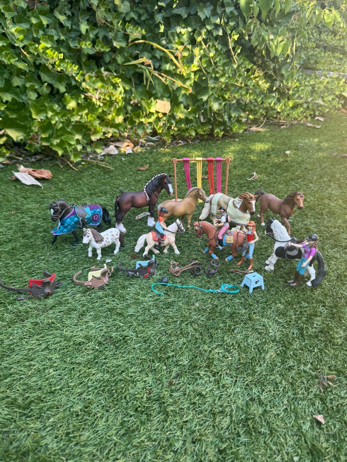 Schleich paarden met accessoires en grote pardenstal, Ophalen, Paard, Beeldje of Figuurtje, Zo goed als nieuw