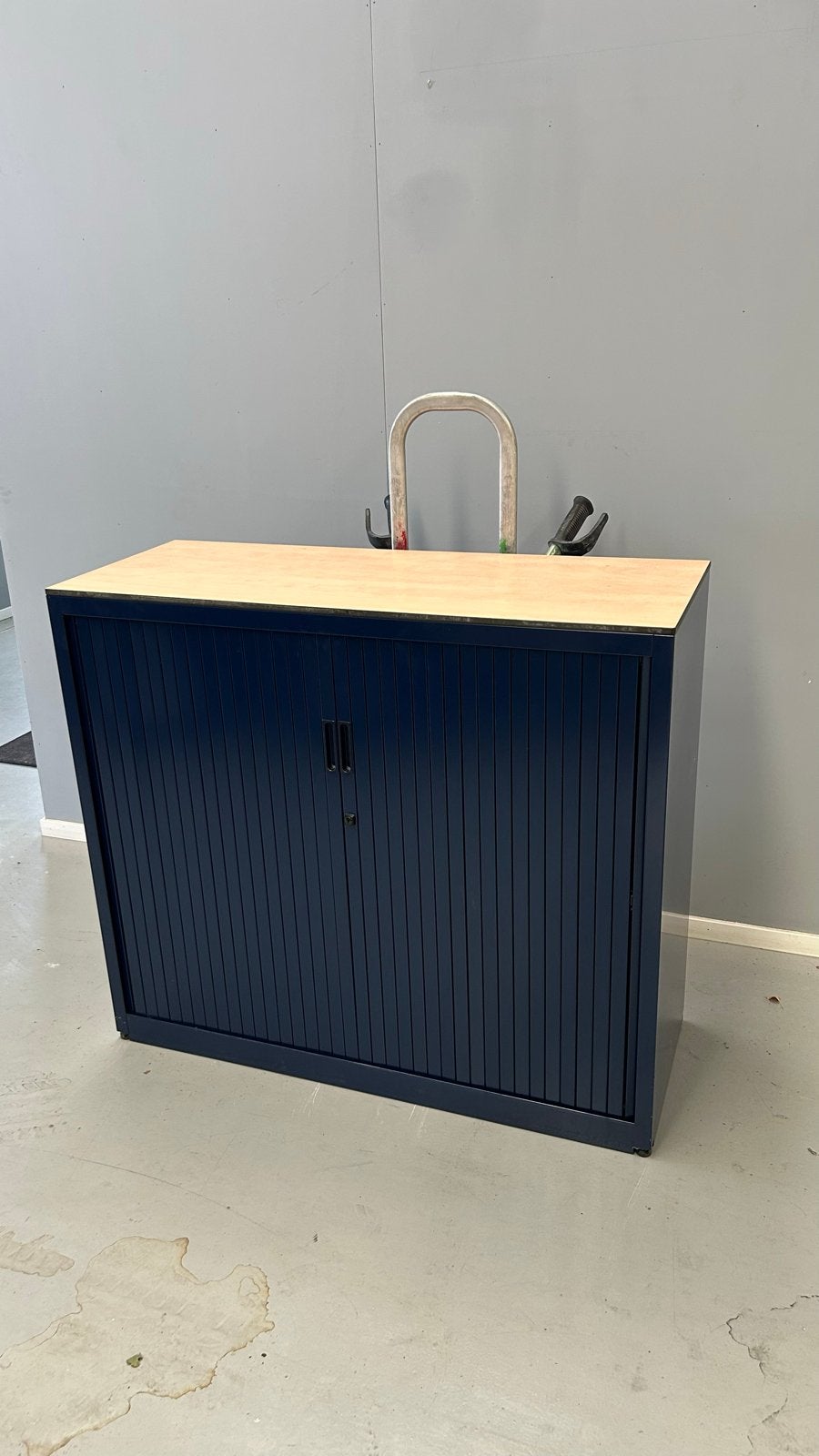 Donkerblauwe rolluikkast met houten blad, Ophalen, Gebruikt