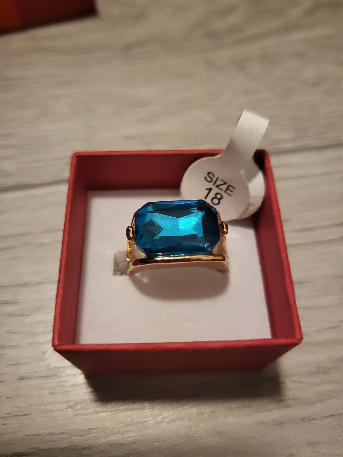 Nieuwe gouden ring met blauwe steen, maat 18, Nieuw, Ophalen of Verzenden, Dame of Heer, Met edelsteen