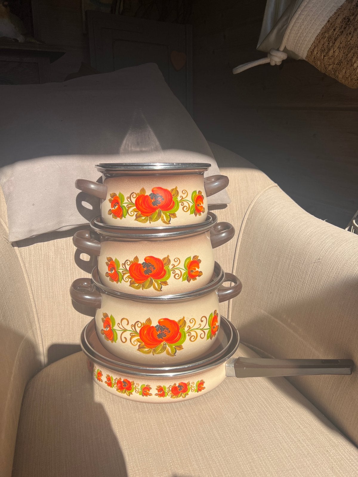Vintage pannenset 4 delig. Bruin oranje. Bloemmotief., Ophalen, Zo goed als nieuw, Overige materialen, Pannenset