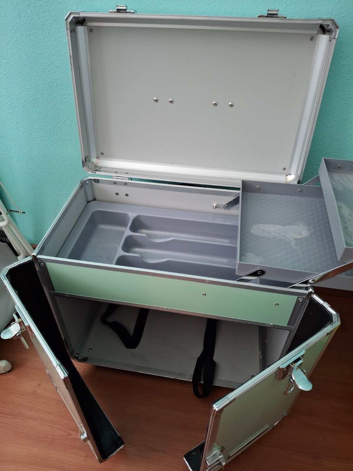 pedicure-/kapperskoffer met stopcontact en trekhandvat, Sieraden, Tassen en Uiterlijk, Beautycases, Ophalen of Verzenden, Zo goed als nieuw