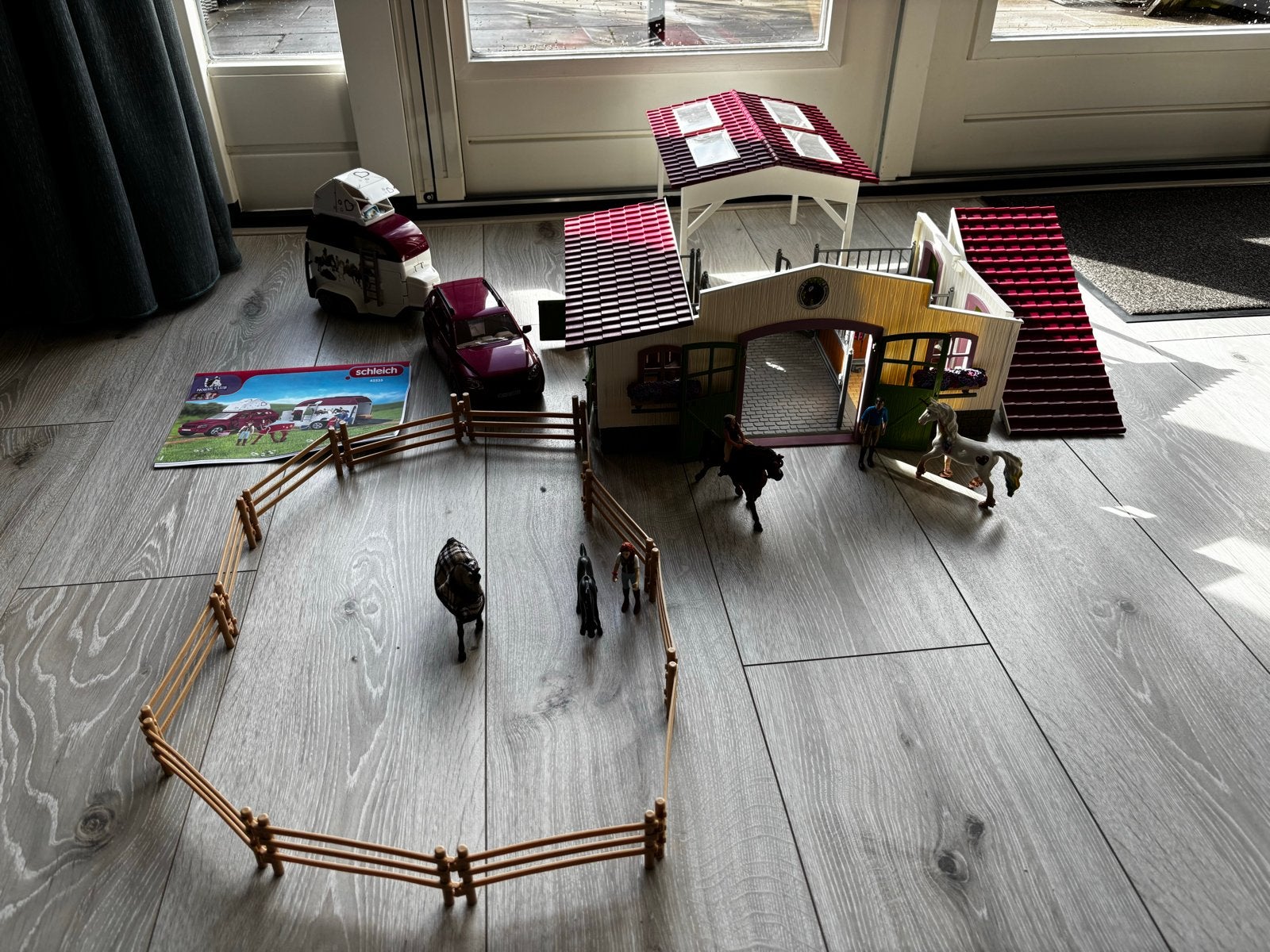 Schleich Paardenstal met Auto, Trailer en Paarden, Ophalen of Verzenden, Gebruikt, Jongen of Meisje