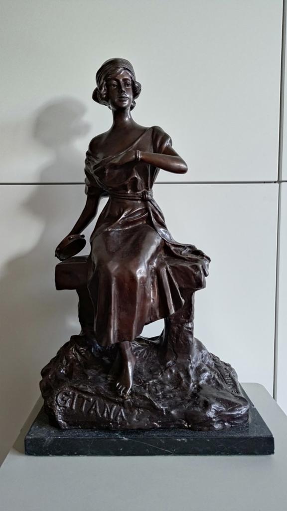 Bronzen beeld van een zigeuner vrouw op bank., Antiek en Kunst, Ophalen of Verzenden