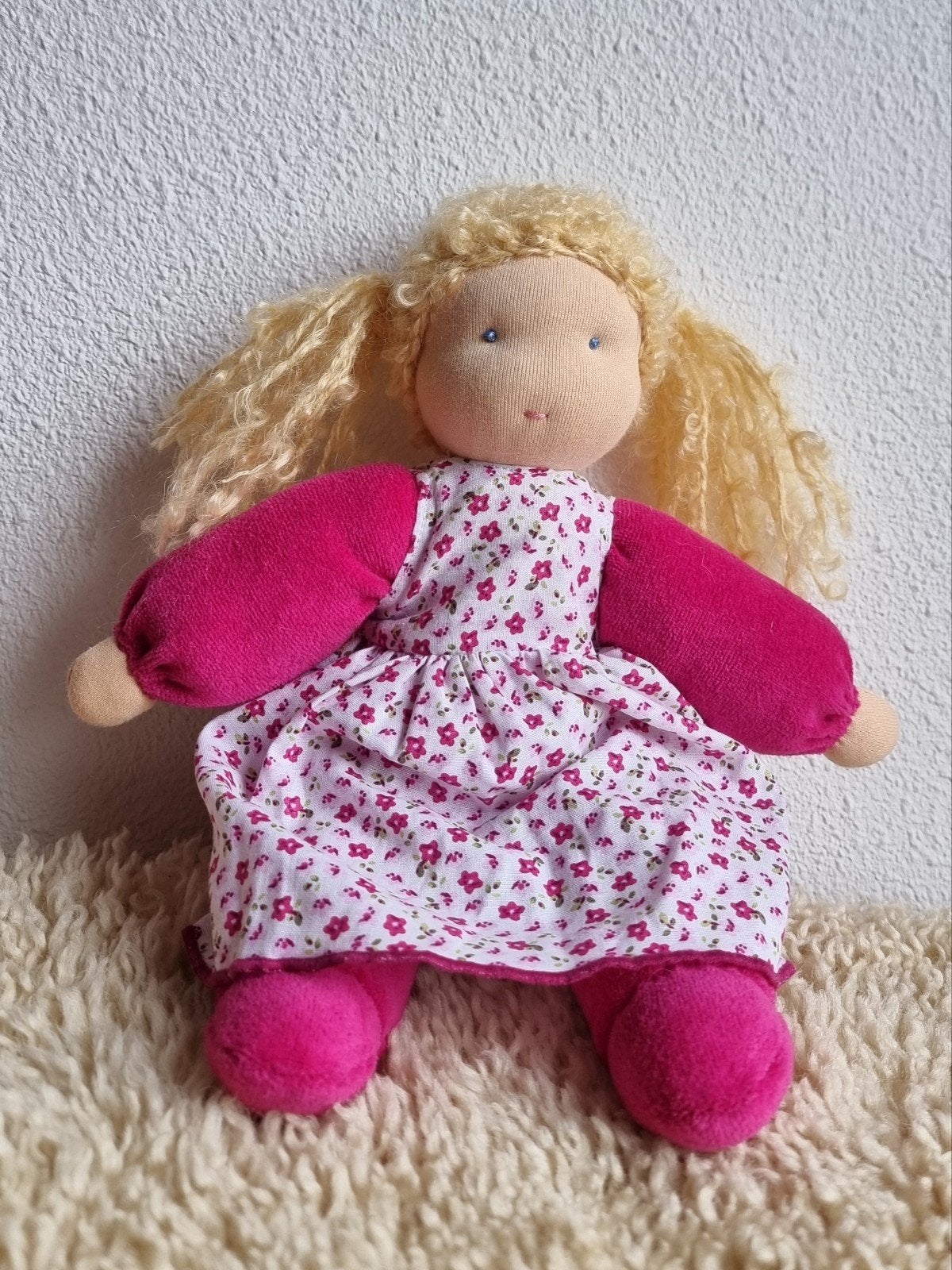 Schattige knuffelpop met blonde krullen en bloemetjesjurk, Ophalen of Verzenden, Nieuw, Overige typen