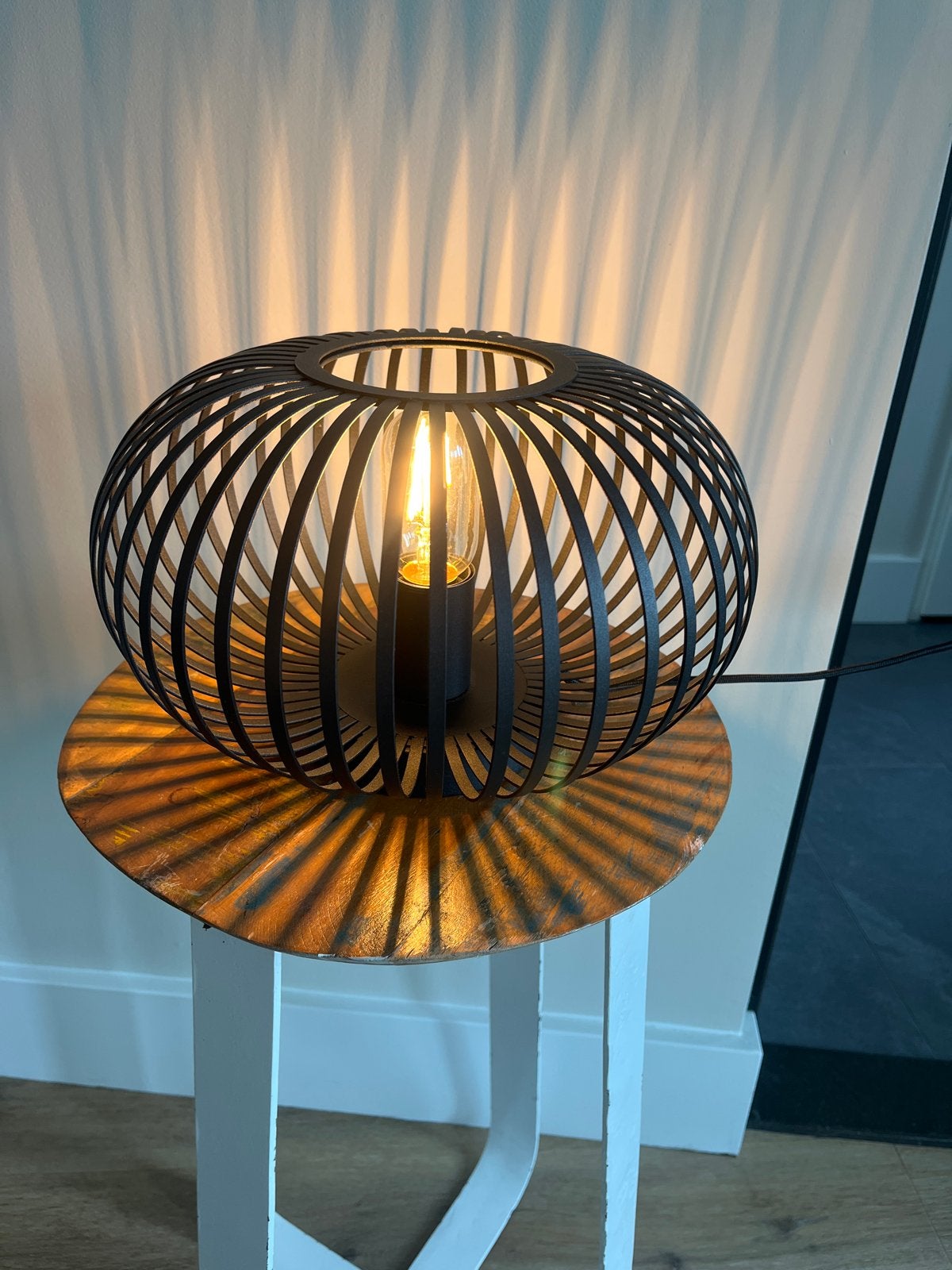 Moderne tafellamp zwart metaal - Diameter 30 cm, Ophalen of Verzenden, Zo goed als nieuw, Metaal