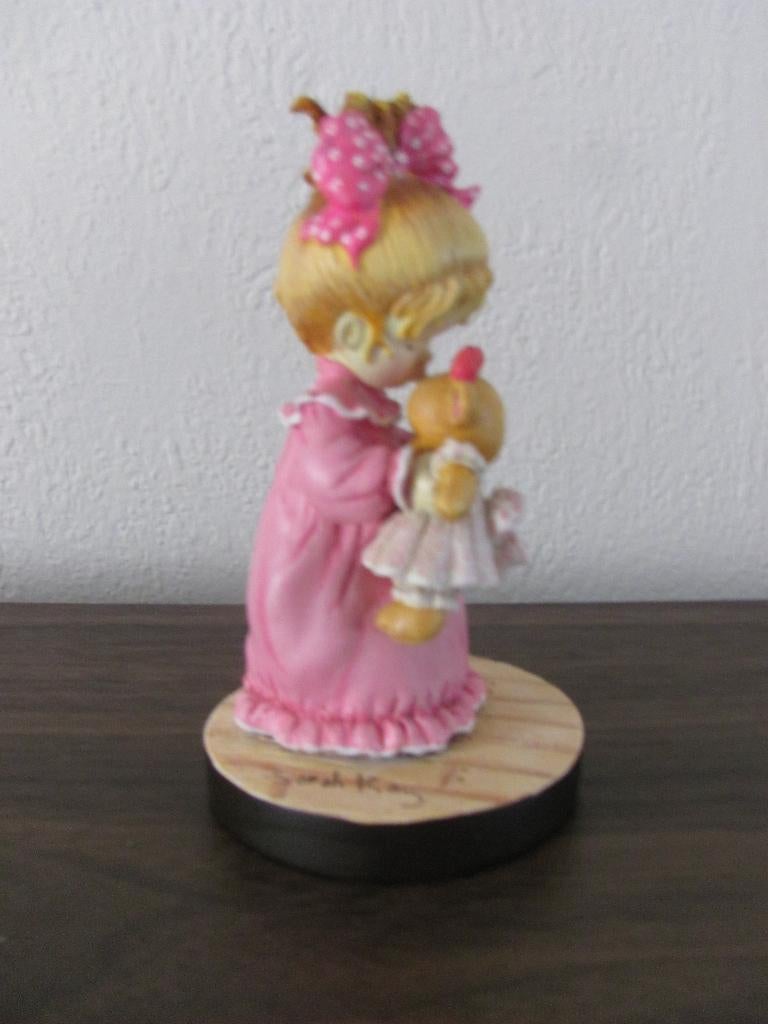 Meisje en teddybeer Sarah Kay handtekening op de sokkel !, Ophalen of Verzenden, Zo goed als nieuw, Overige typen, Overige merken