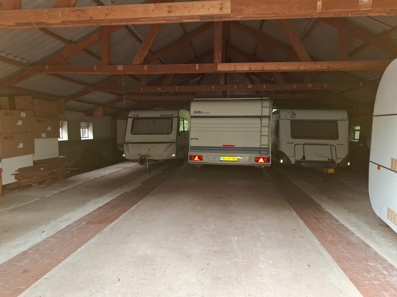 caravanstalling ( 1 plaats ) gereserveerd, Caravans en Kamperen