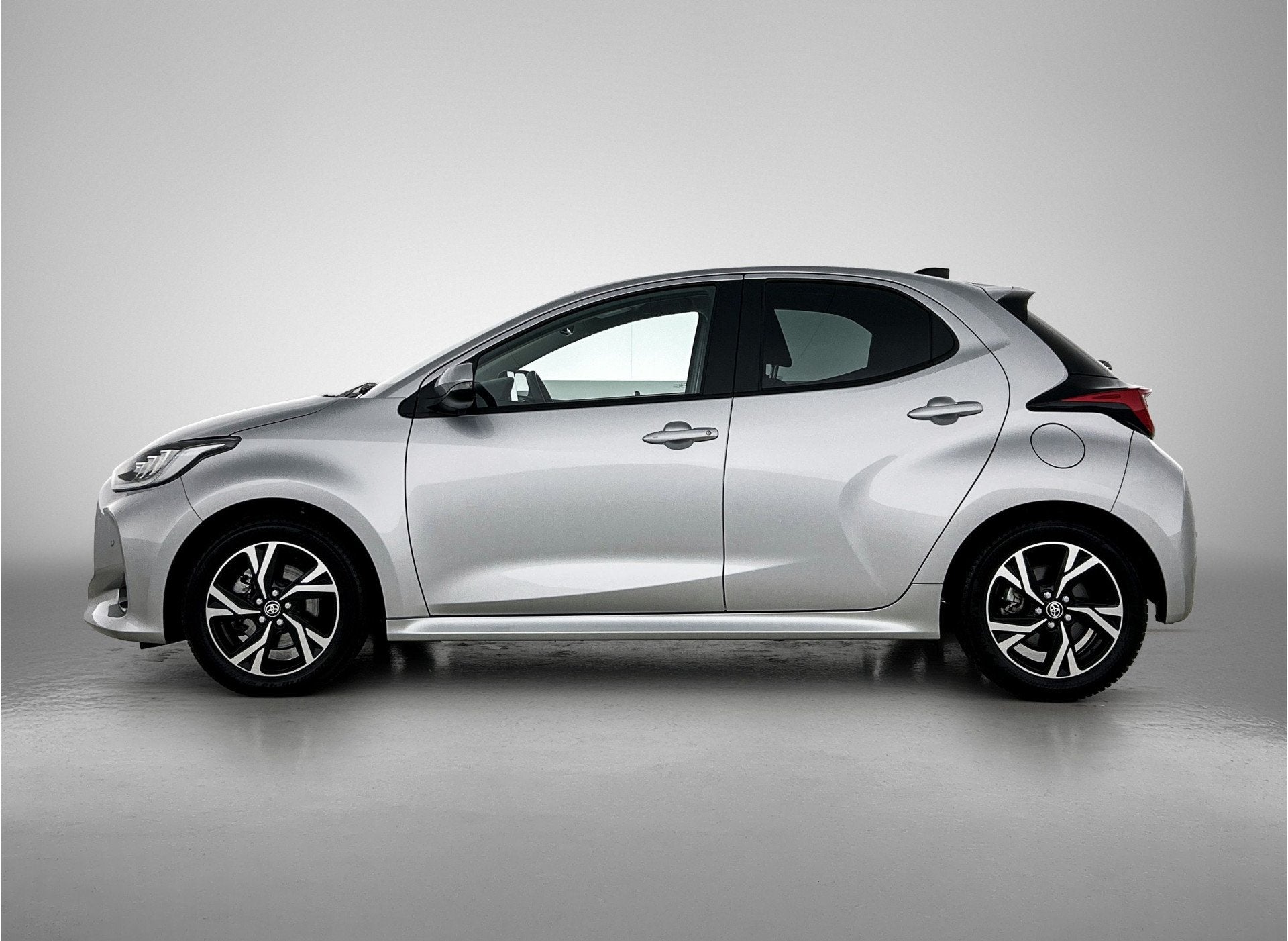 Toyota Yaris 1.5 Hybrid 115 Dynamic Comfort Pack | BTW voert, 12 maanden, Gebruikt, Hybride Elektrisch/Benzine, 3 cilinders