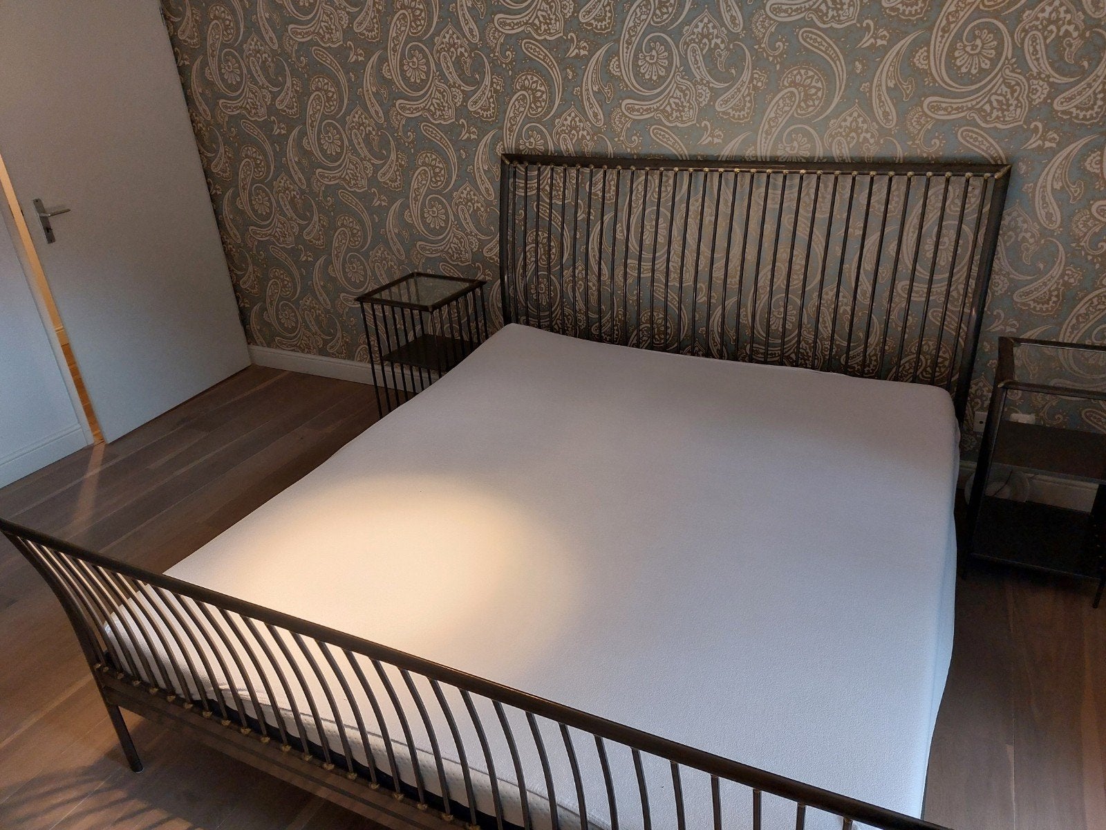 Uniek spijlen bedombouw met lattenbodem en nachtkastjes, Ophalen, Gebruikt, Tweepersoons, Overige maten
