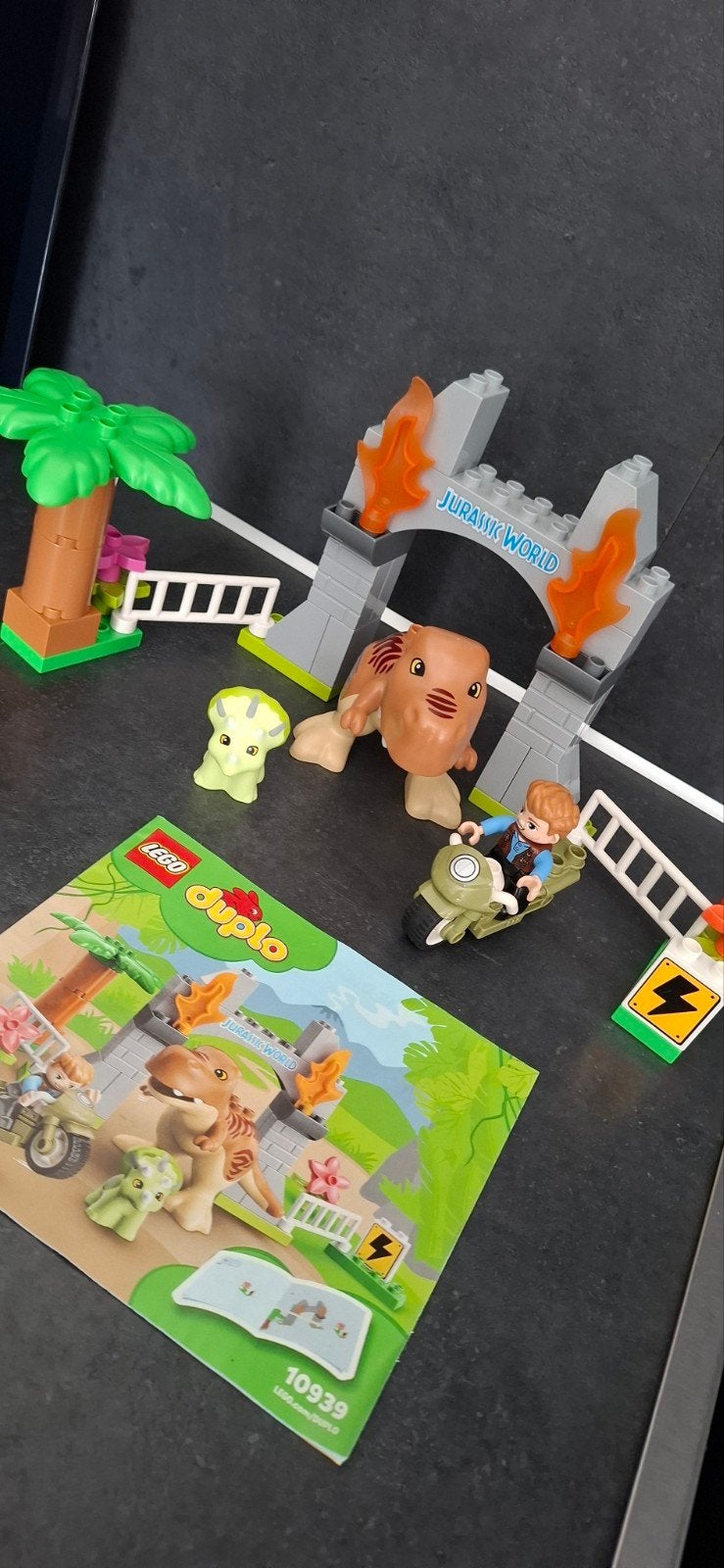 LEGO Duplo 10939 T.rex en Triceratops Dinosaurus Ontsnapping, Ophalen, Jurassic World, Compleet, Zo goed als nieuw