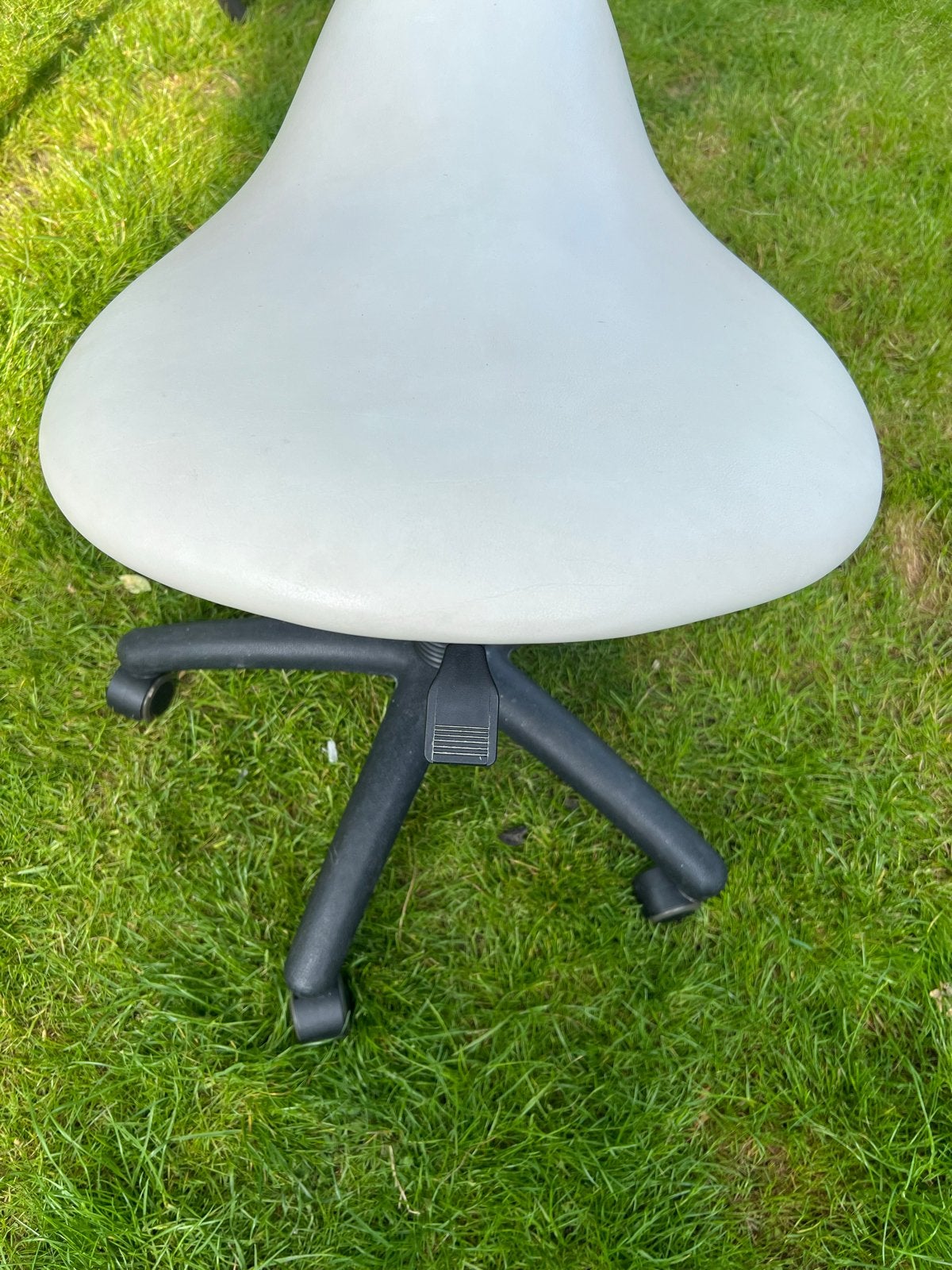 Witte ergonomische salonstoel op wielen, Ophalen