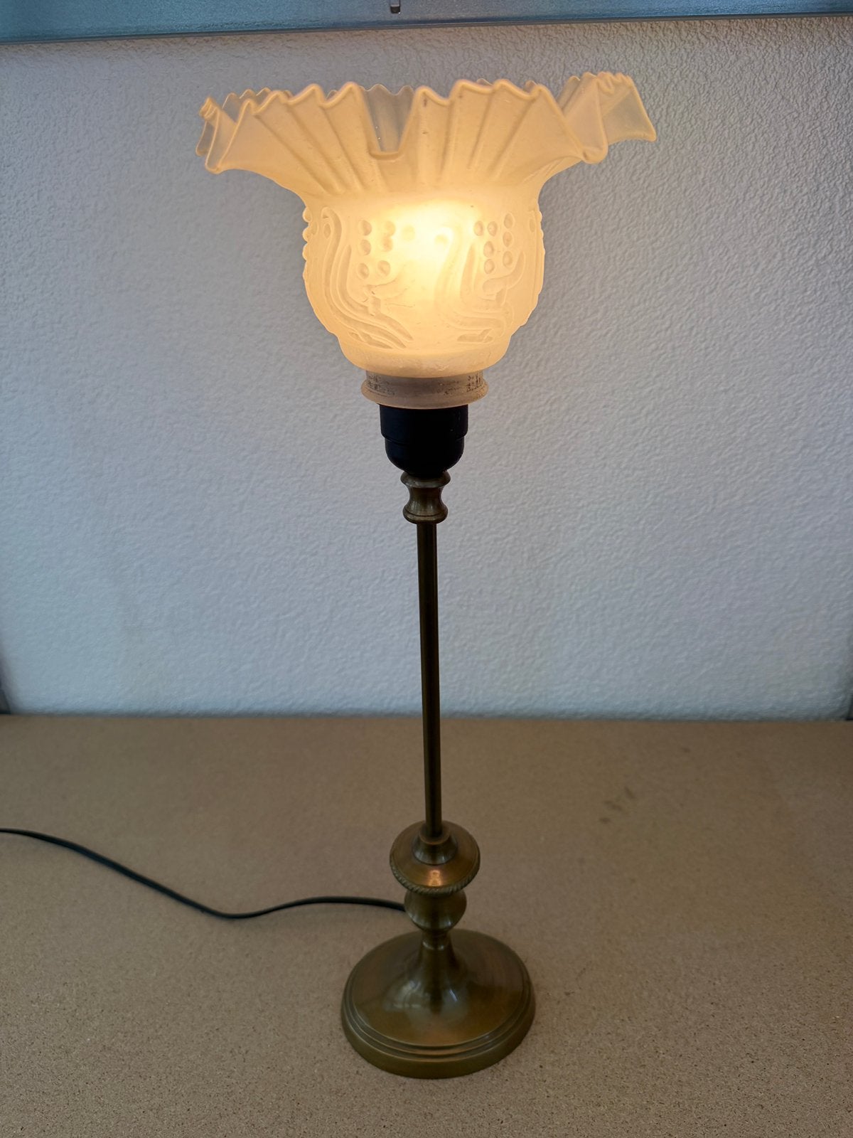 Antieke tafellamp van messing met glazen kap, Antiek en Kunst, Ophalen of Verzenden