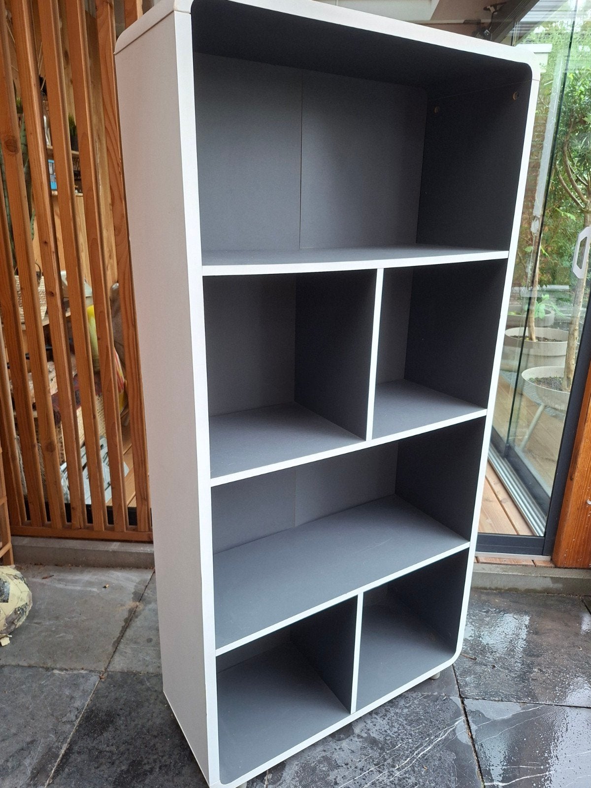 Moderne kast wit met grijze  Vakken - Grijs/Wit, Ophalen, Met plank(en), 50 tot 100 cm, Zo goed als nieuw
