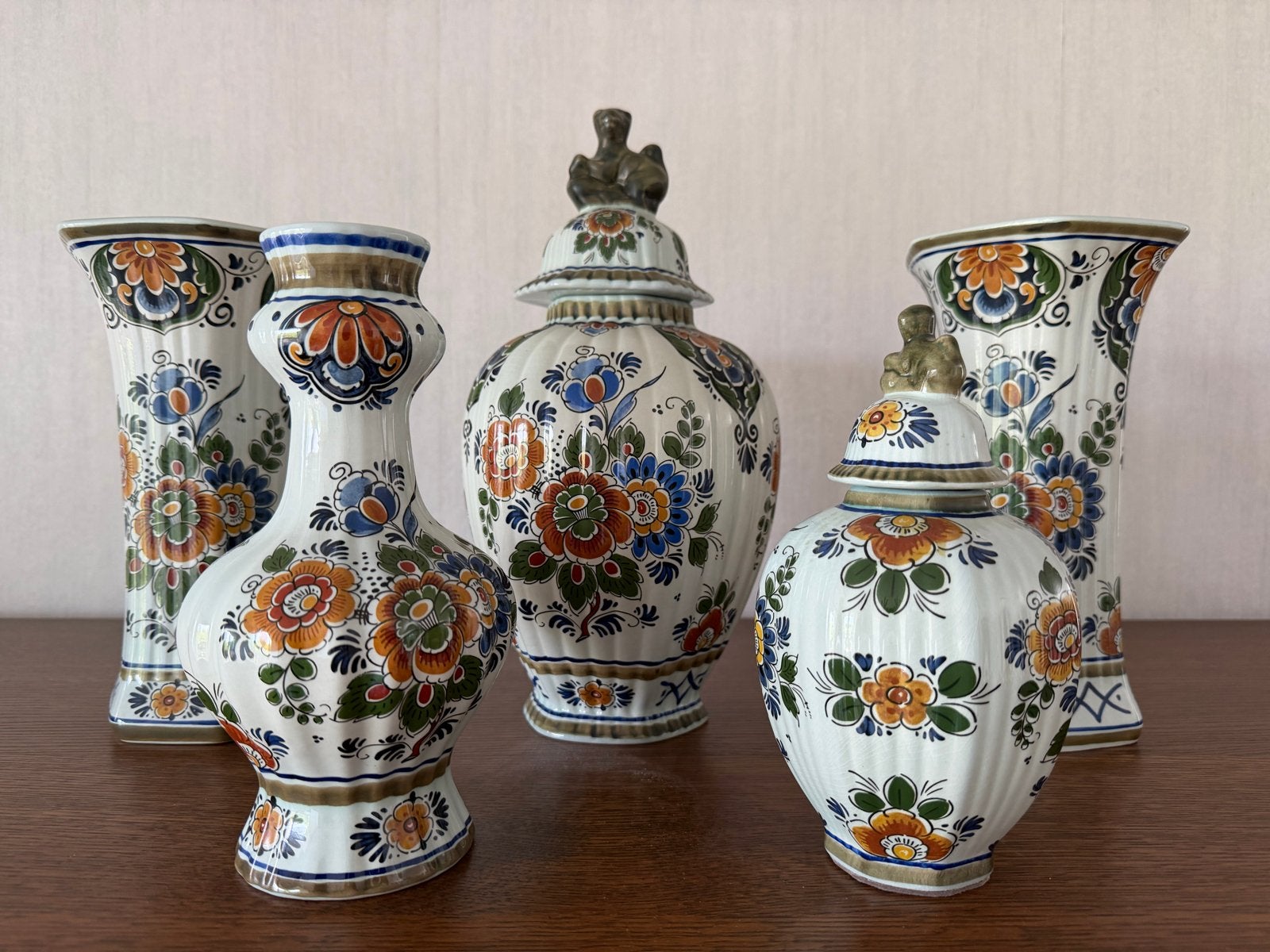 Set van 5 polychrome Delfts handwerk vazen, Ophalen