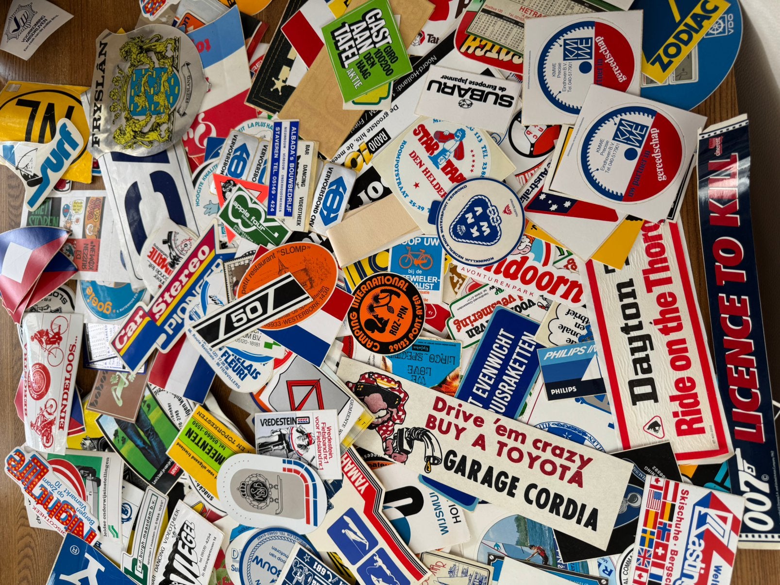 Schoendoos met honderden stickers jaren 70-90, Ophalen of Verzenden, Zo goed als nieuw, Sticker