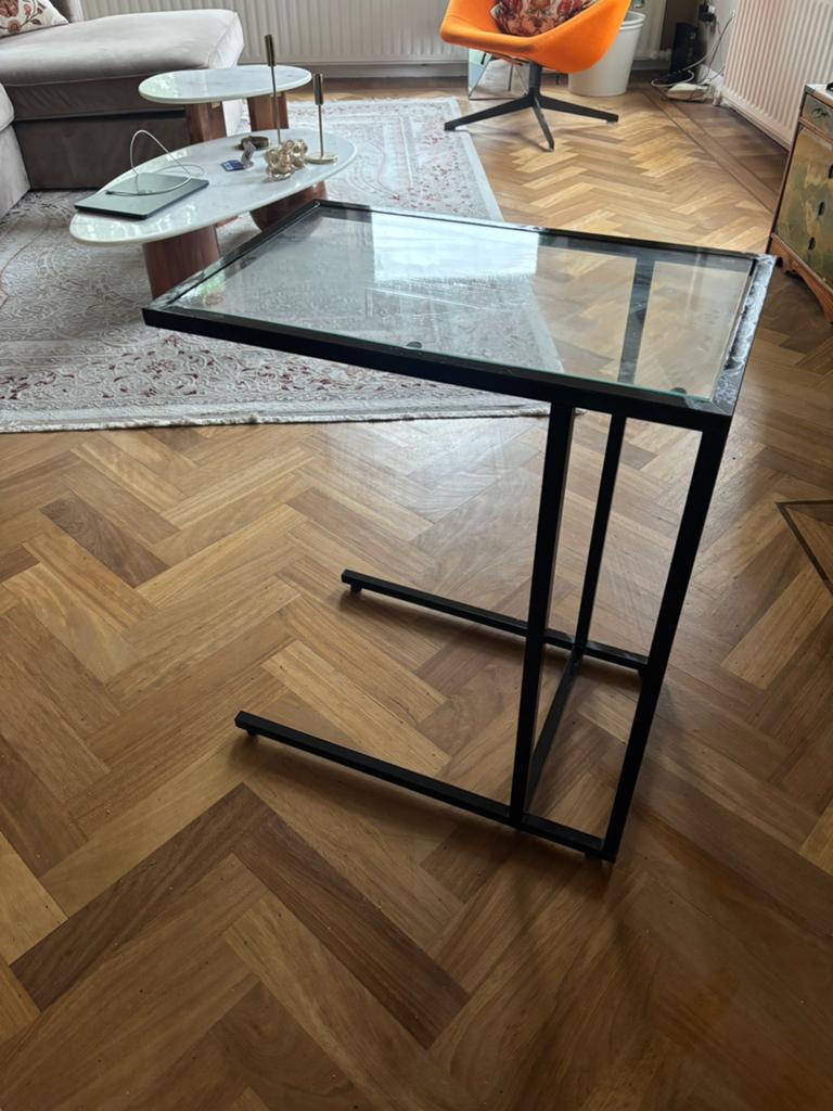 Ikea glazen bijzettafel - zwart metaal, Computers en Software, Laptoptafels, Ophalen of Verzenden, Zo goed als nieuw