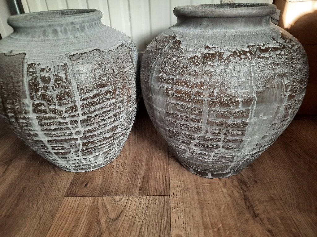 Twee bloempotten binnen, Steen, Rond, Binnen, Zo goed als nieuw