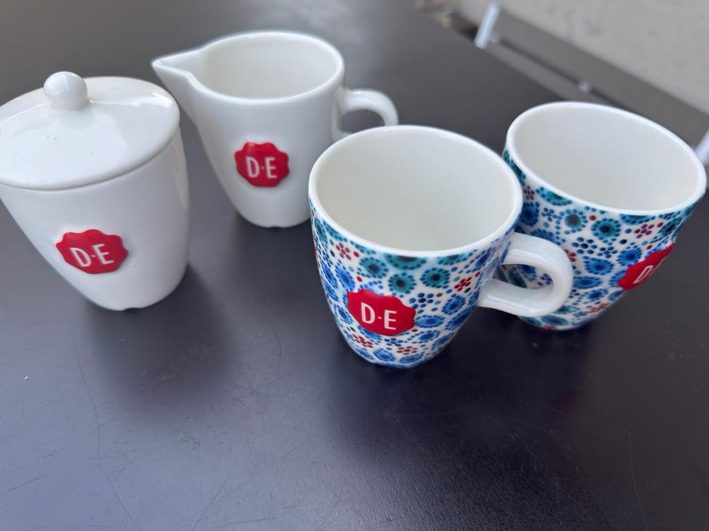 Douwe Egberts servies ontworpen door Nicolai Carels, Huis en Inrichting, Keuken | Servies, Gebruikt, Kop(pen) en/of Schotel(s)