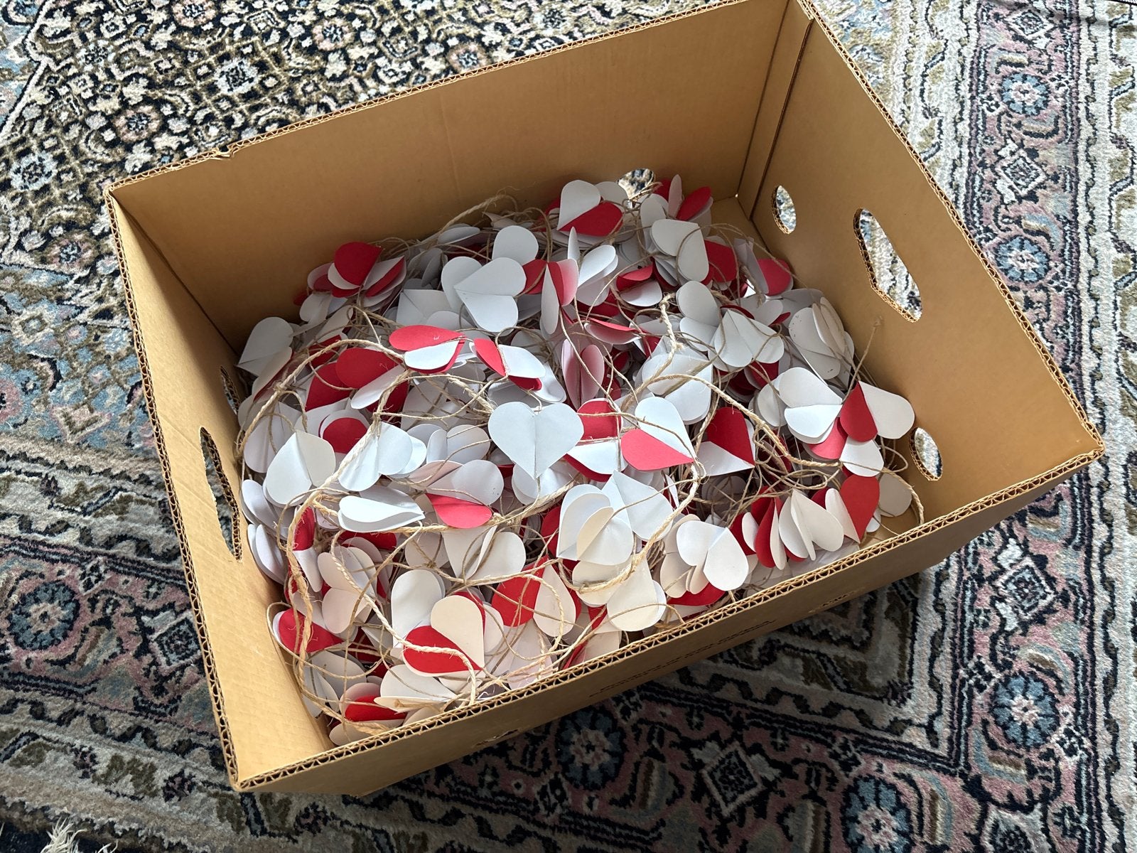 Hartjes slinger - Rood en wit - Handgemaakt, Meerkleurig, Ophalen of Verzenden, Zo goed als nieuw, Papier of Karton