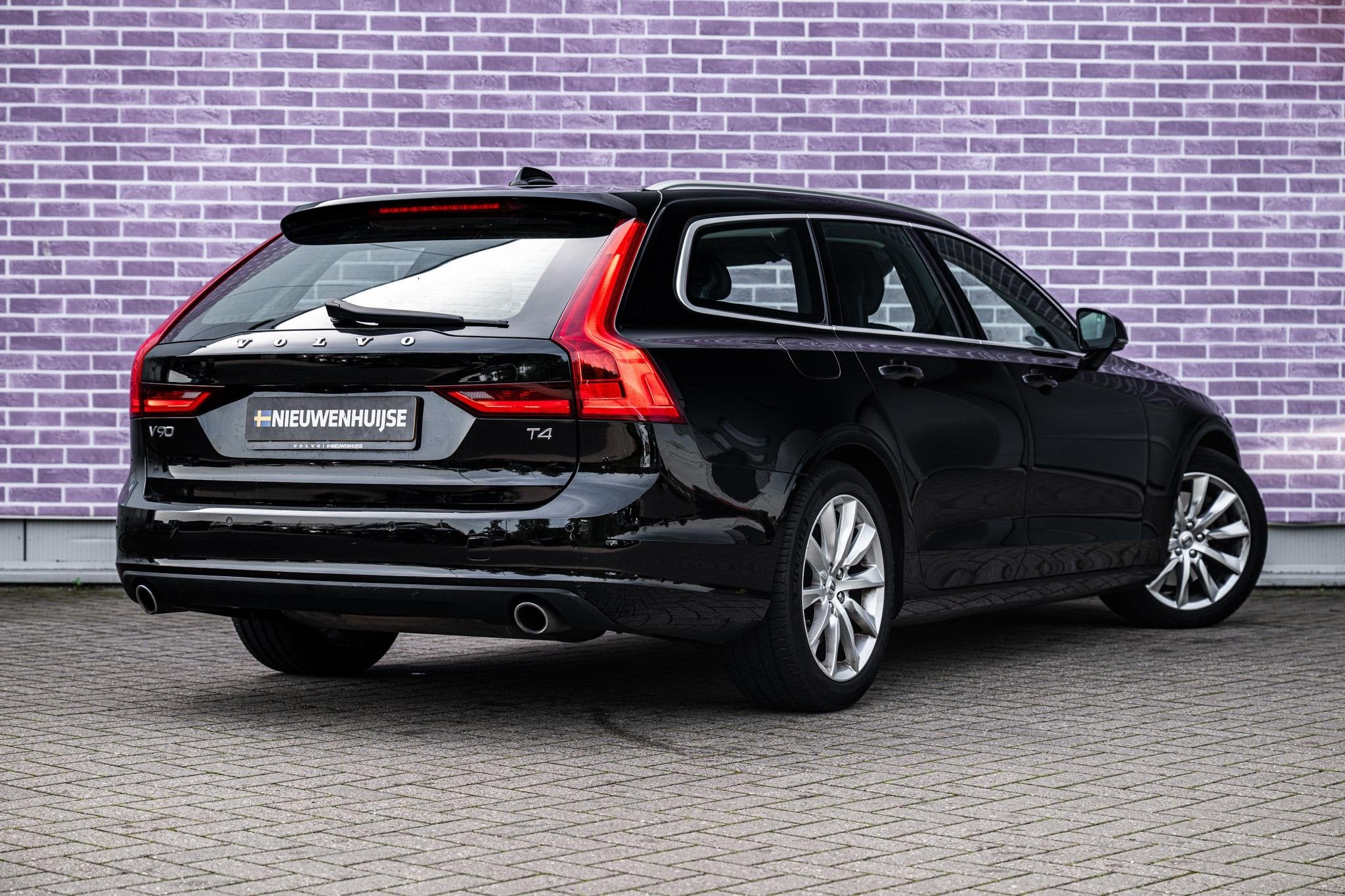 Volvo V90 2.0 T4 Momentum | Trekhaak | Parkeersensoren | Led, Euro 6, Verwarmde buitenspiegels, 93 €/maand, 750 kg