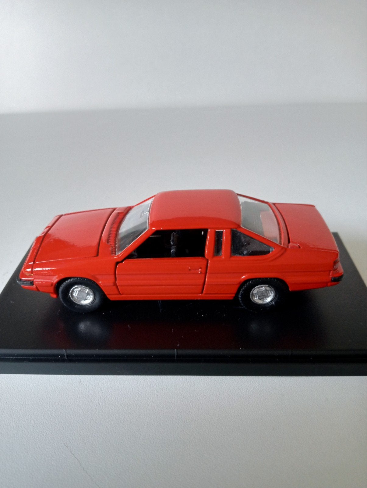 Mazda Cosmo 110S modelauto rood, (929 coupe) zeldzaam. 1985, Ophalen of Verzenden, Nieuw, Auto, Overige merken