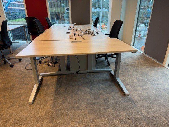 Verstelbaar Steelcase bureau met kabelgoot 160x80cm,30 stuks, 160 cm, Gebruikt, Spaanplaat of MDF, Ophalen of Verzenden