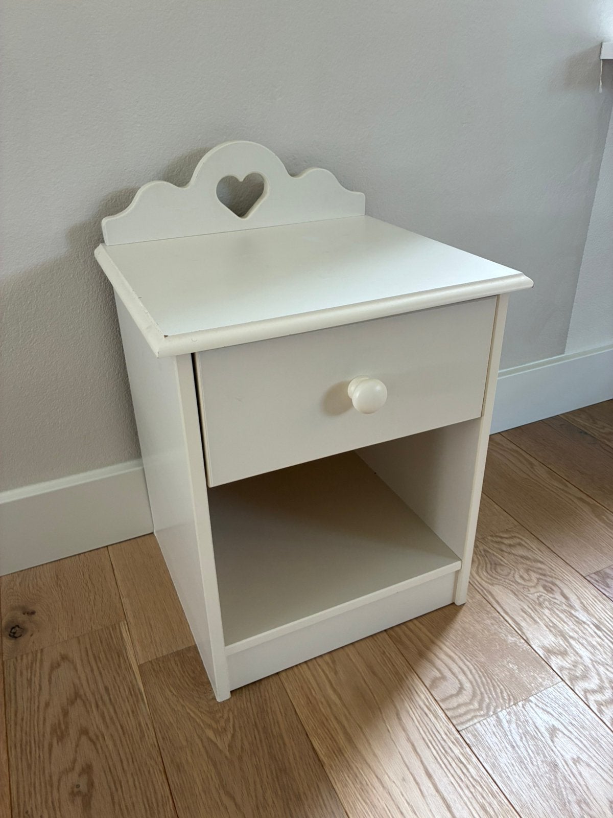 Keurig wit houten nachtkastje, Ophalen, Minder dan 45 cm, 55 tot 70 cm, Zo goed als nieuw