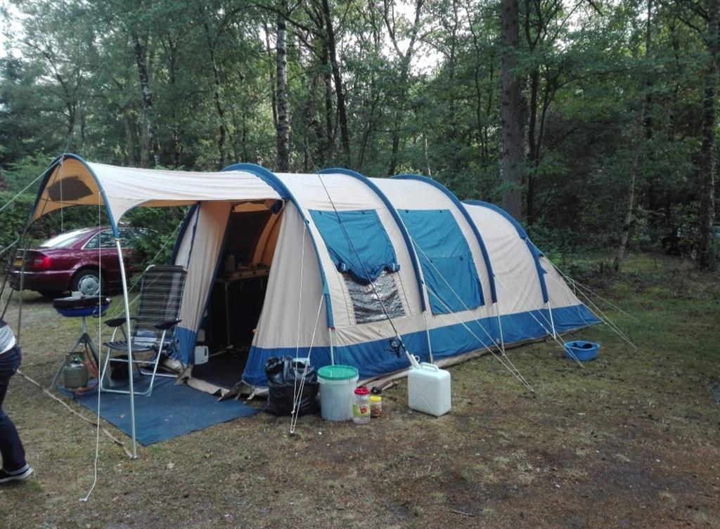 Ruime 4-persoons tunneltent,katoen met een dik grondzeil, Caravans en Kamperen, Ophalen, Gebruikt, Tot en met 4