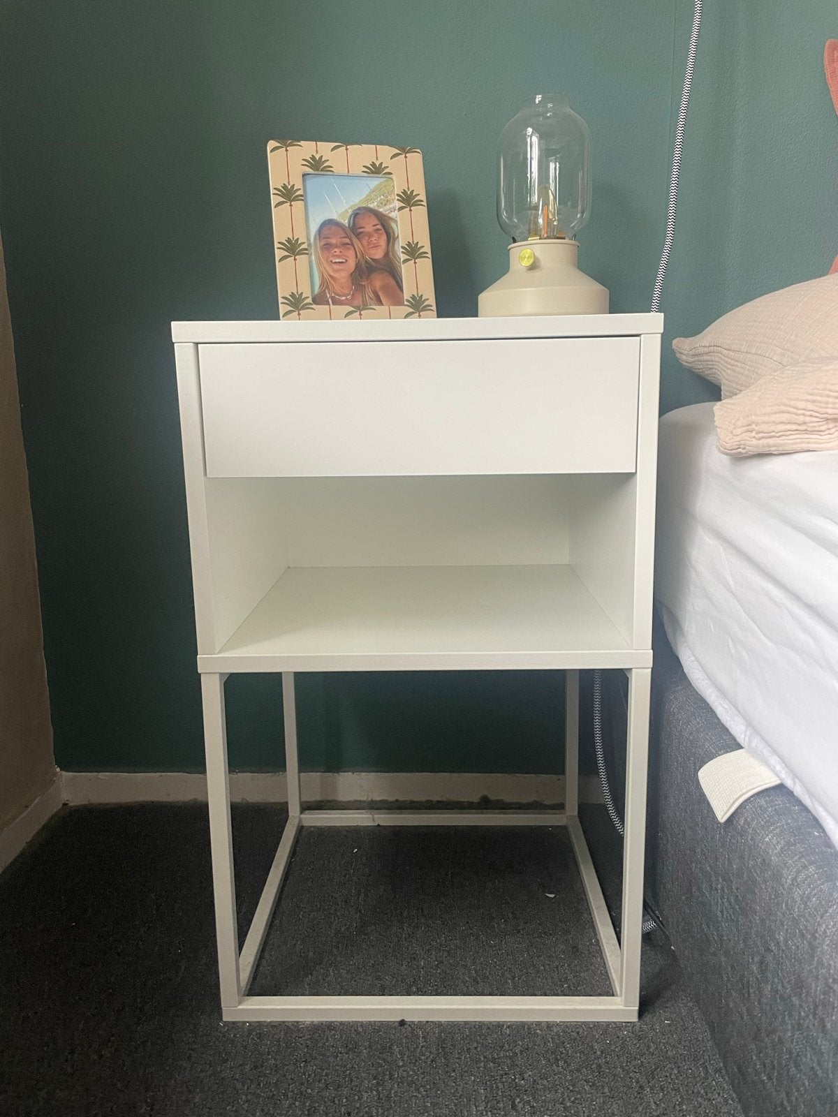 IKEA Vikhammer nachtkastje wit 2 stuks, Ophalen, 55 tot 70 cm, Zo goed als nieuw, 45 tot 65 cm