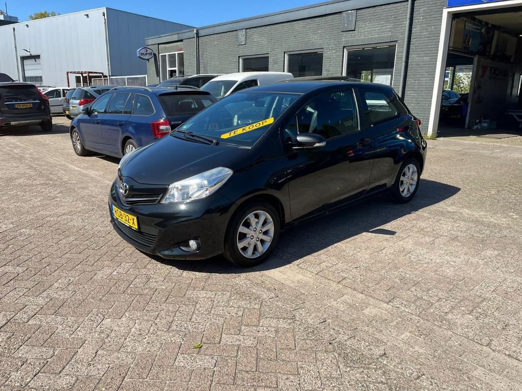 Toyota Yaris 1.0 12v  3D 2012 Zwart  Airco APK, Auto's, 750 kg, Zwart, Bedrijf, Handgeschakeld