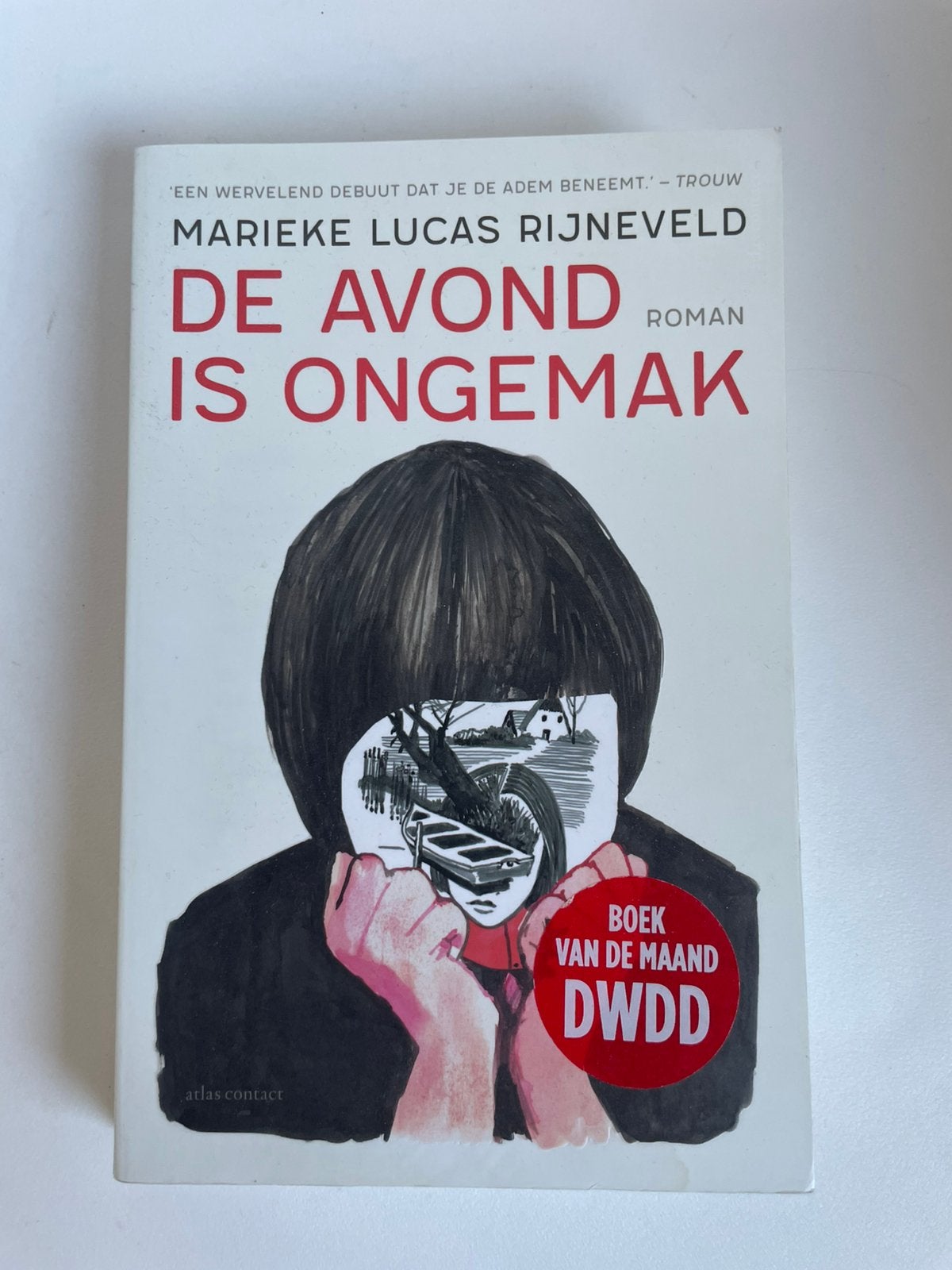Boek Roman ‘De avond is ongemak’ Marieke Lucas Rijneveld, Ophalen of Verzenden, Zo goed als nieuw
