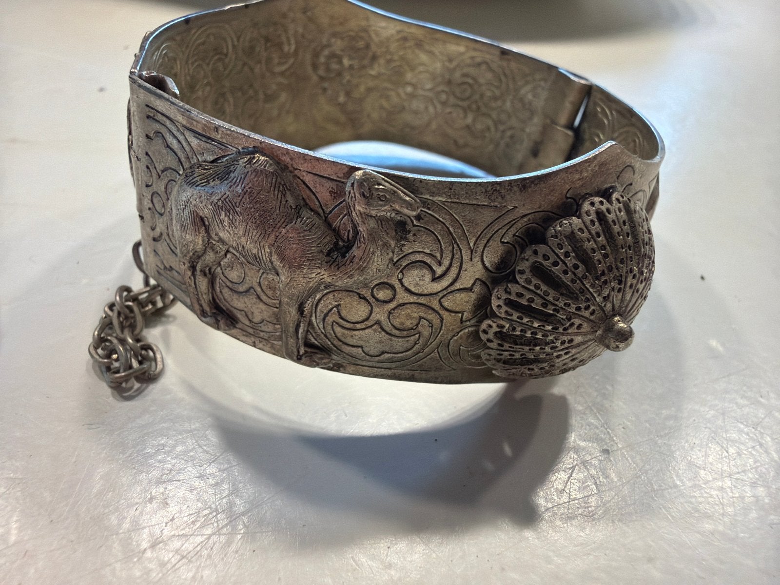 Vintage Zilverkleurige Armband met Kameel en Oosterse Motiev, Ophalen of Verzenden, Gebruikt, Zilver, Overige materialen