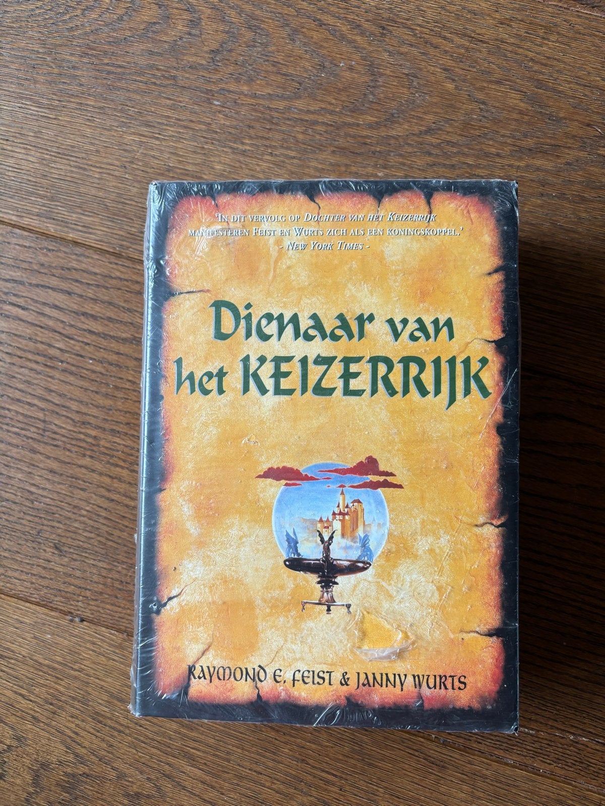Dienaar van het Keizerrijk - Raymond E. Feist & Janny Wurts, Ophalen of Verzenden, Gelezen
