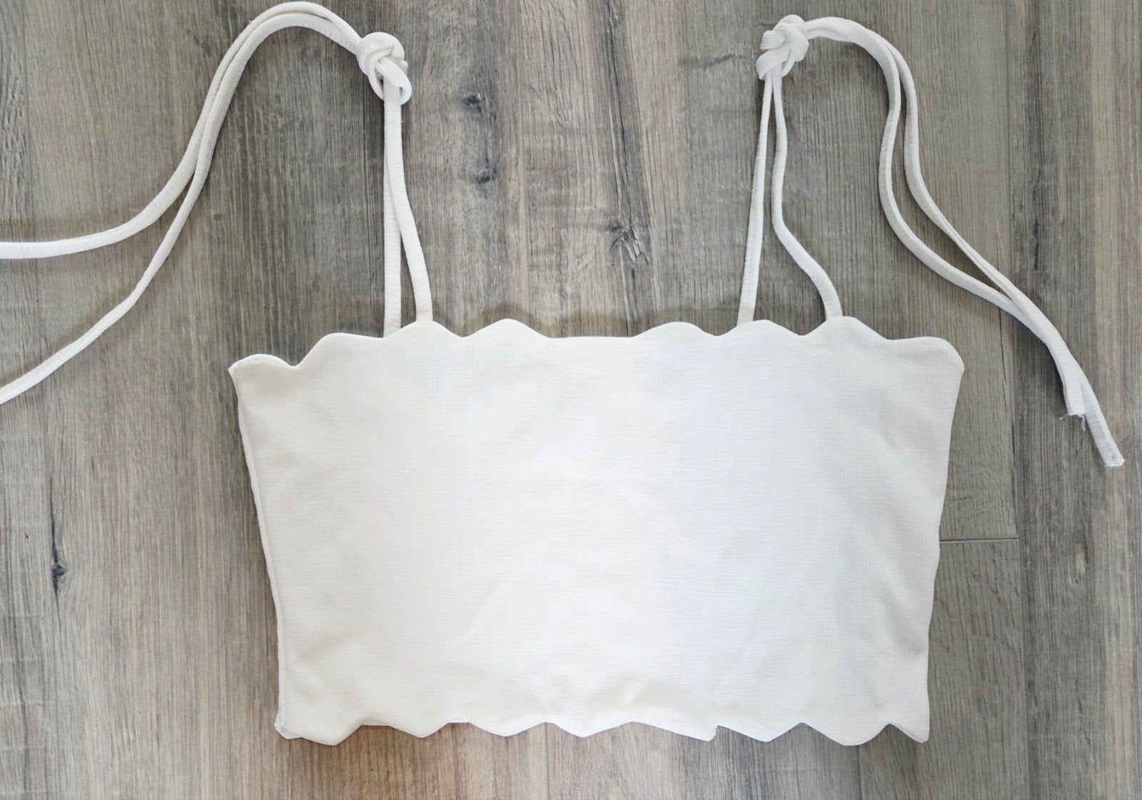 Zara Witte Scallop Bandeau Top met Strikbandjes Maat M. (5), Maat 38/40 (M), Ophalen of Verzenden, Zo goed als nieuw, Zonder mouw