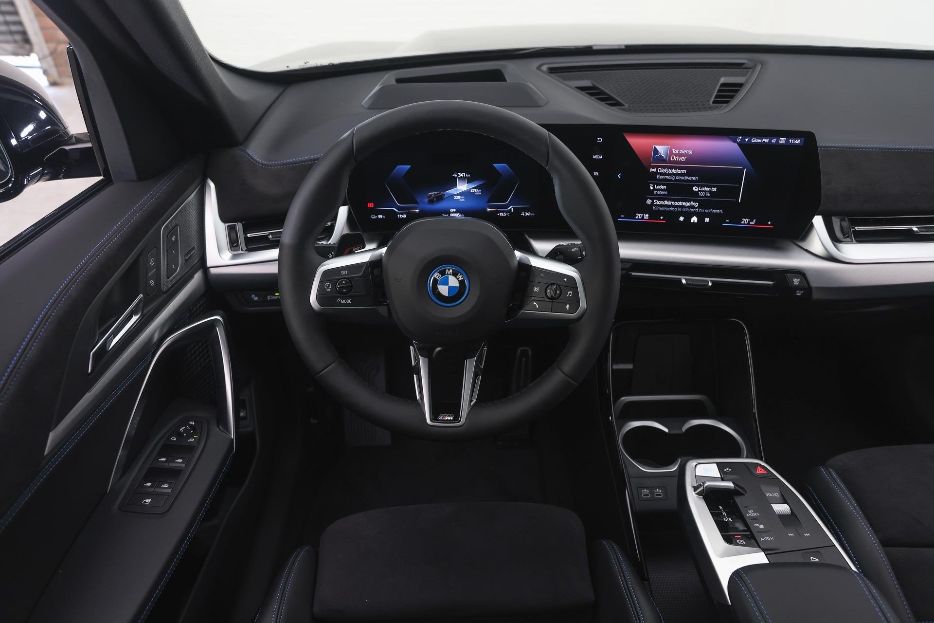 BMW iX1 eDrive20 M Sport / Panoramadak / Trekhaak / Sportsto, Dealer onderhouden, Zwart, Zwart, Nieuw