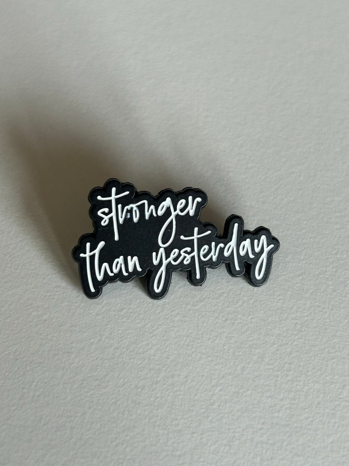 Pin 'Stronger than yesterday' - Nieuw, Ophalen of Verzenden, Nieuw, Overige onderwerpen, Speldje of Pin